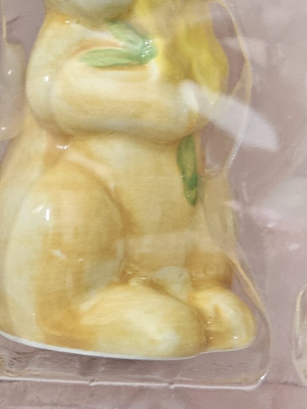Welcome Spring Bunnies Holding Flowers  Salt & Pepper Shaker Hand Painted NIB - Picture 5 of 8